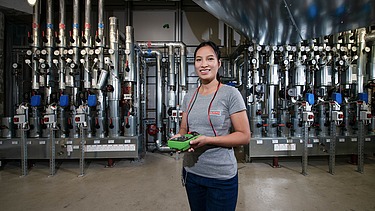 Eine Frau arbeitet im Bereich Servicetechnik bei STRABAG