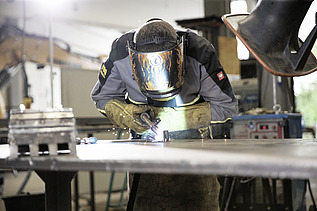 Photo man with hard hat welding