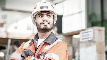 Photo man with construction helmet on