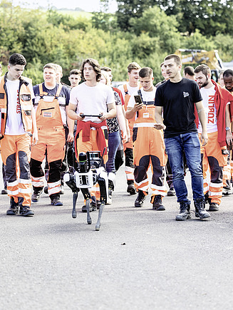 Foto Gruppe von Lehrlinge bewegt sich auf uns zu