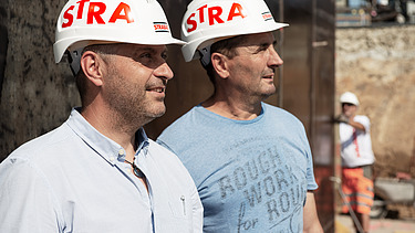 Photo Two men with helmet look up right