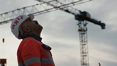 STRABAG Mitarbeiter auf Baustelle 