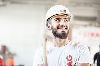 Foto Mann mit Bart und Bauhelm