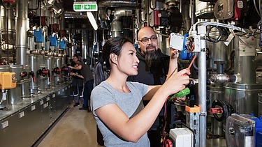 Eine Frau und ein Mann arbeiten im Bereich Servicetechnik bei STRABAG