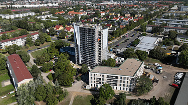 Das blaue Hochhaus während der Ertüchtigung