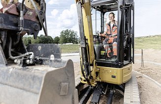 Photo Anne Killmer with excavator