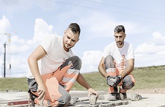 Bild von Marcel Voth mit einem Kollegen während der Ausbildung zum Straßenbauer