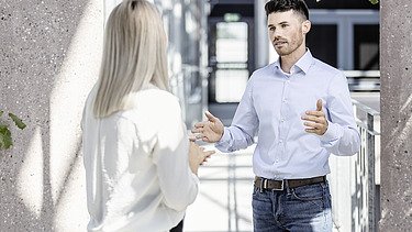 Photo man gestures in front of woman