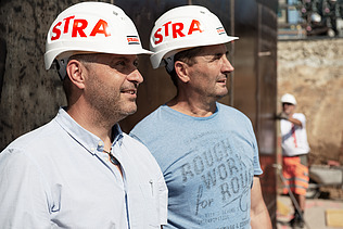 Photo Two men with helmet look up right