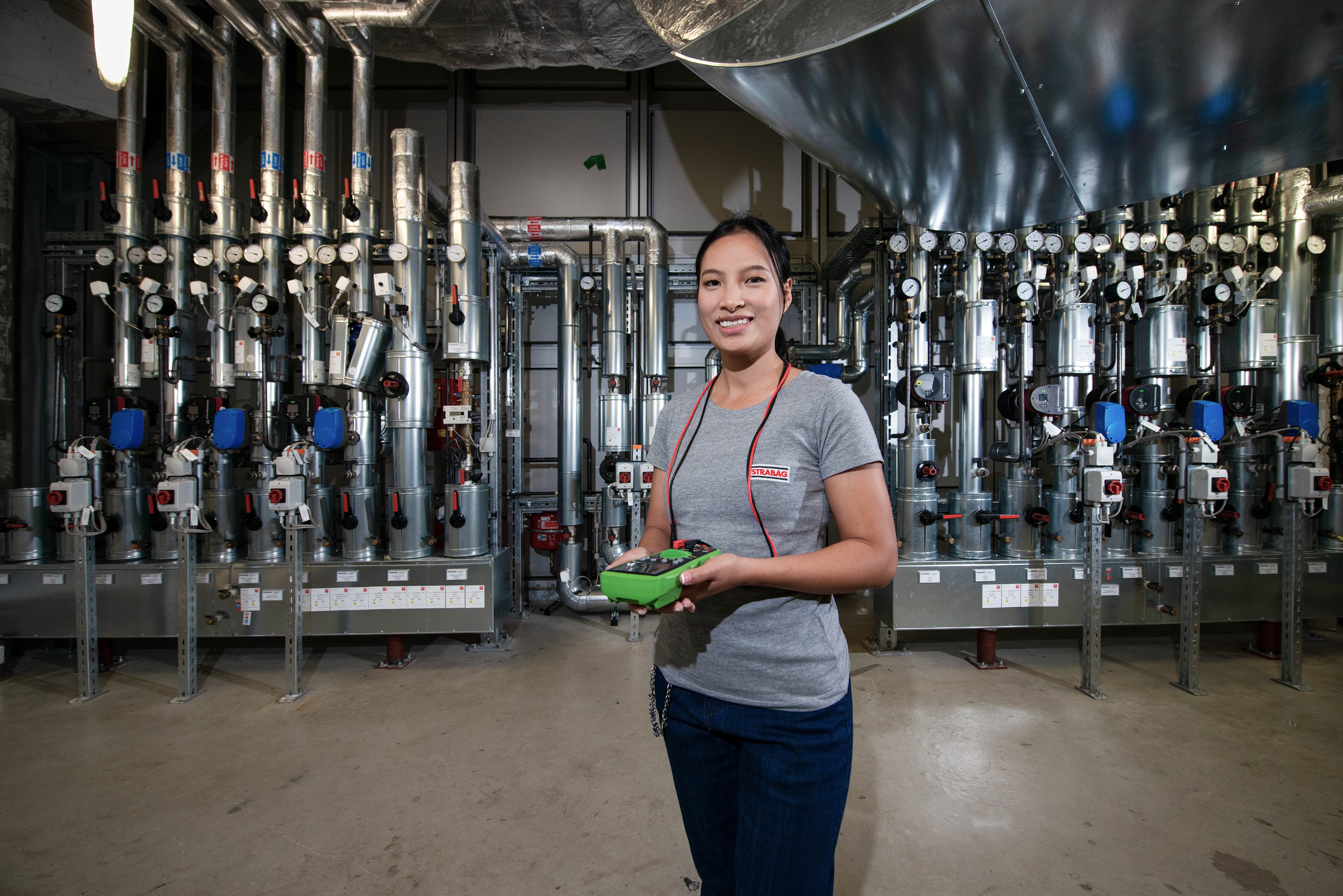 Eine Frau arbeitet im Bereich Servicetechnik bei STRABAG