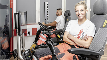 Foto Anne Killmer lächelt im Bagger-Simulator